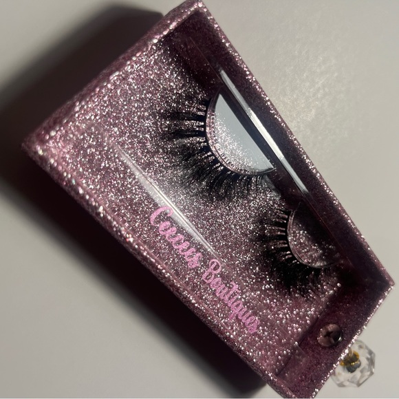 Lola- False Eyelashes - Picture 2 of 2